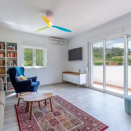 Semesterbostad House Anavi Tugare